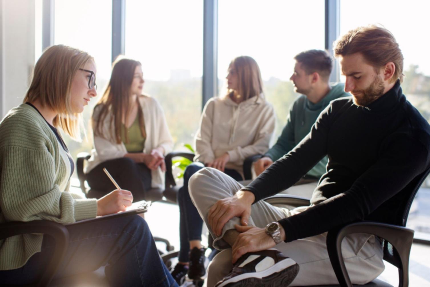 Profesionales en sesión de formación financiera empresarial