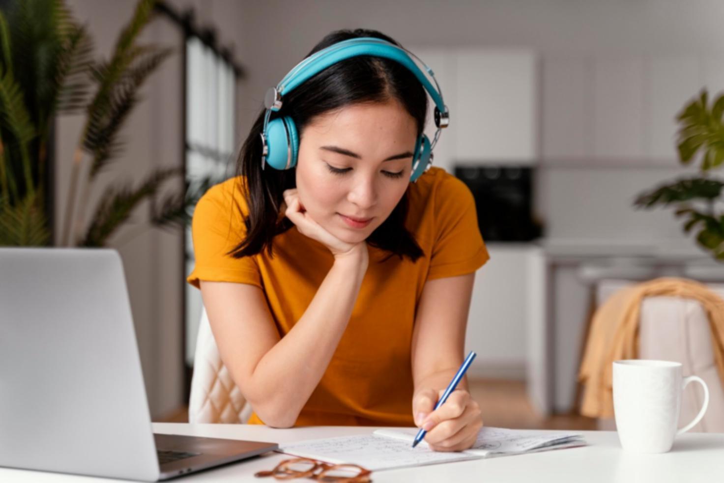 Profesional analizando datos financieros en oficina moderna
